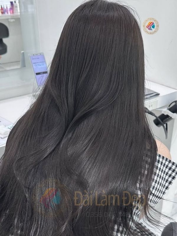 Mẫu nhuộm tóc đen tự nhiên thanh lịch và mượt mà tại salon Đài Làm Đẹp Mẫu nhuộm tóc đen tự nhiên thanh lịch và mượt mà tại salon Đài Làm Đẹp