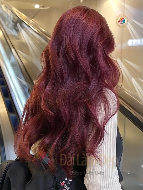 Nhuộm tóc đỏ rượu vang rạng rỡ tôn da tại Đài Làm Đẹp Nhuộm tóc đỏ rượu vang rạng rỡ tôn da tại Đài Làm Đẹp