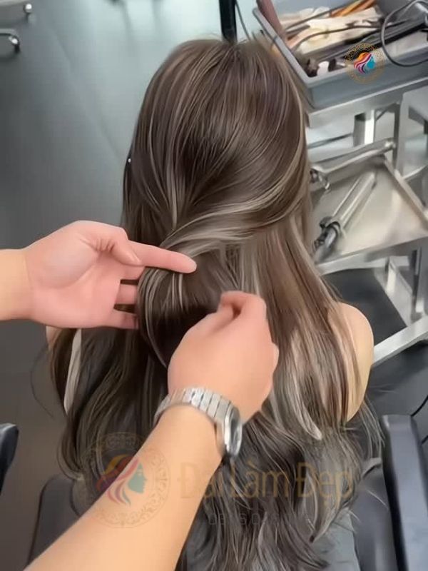 Mẫu nhuộm tóc highlight tự nhiên và tinh tế tại salon Đài Làm Đẹp Mẫu nhuộm tóc highlight tự nhiên và tinh tế tại salon Đài Làm Đẹp