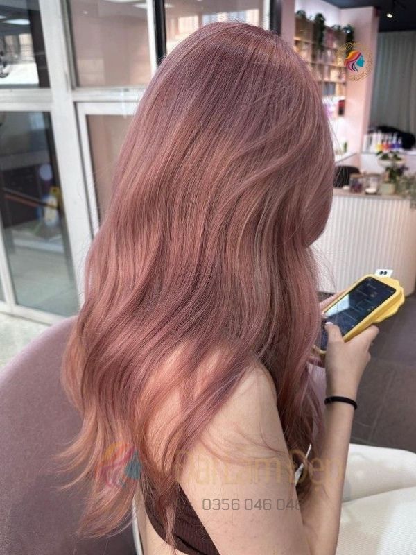 Mẫu nhuộm tóc hồng đào trong trẻo và tôn da tại salon Đài Làm Đẹp Mẫu nhuộm tóc hồng đào trong trẻo và tôn da tại salon Đài Làm Đẹp