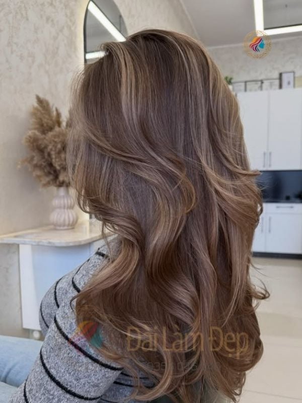 Nhuộm tóc nâu socola mềm mại ngọt ngào chuẩn salon Đài Làm Đẹp Nhuộm tóc nâu socola mềm mại ngọt ngào chuẩn salon Đài Làm Đẹp
