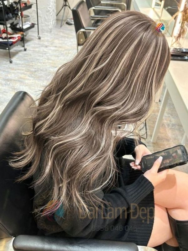 Kỹ thuật nhuộm tóc highlight xen kẽ hài hòa tại Đài Làm Đẹp Kỹ thuật nhuộm tóc highlight xen kẽ hài hòa tại Đài Làm Đẹp