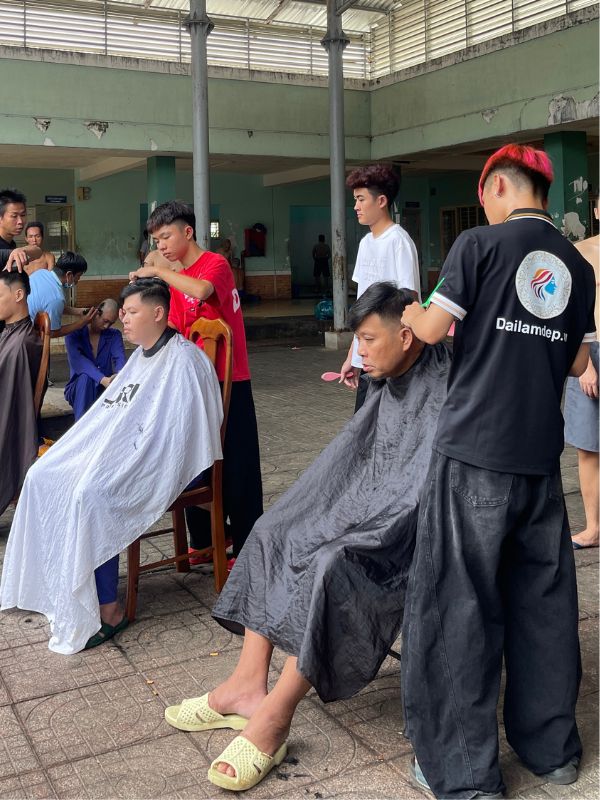 Ống kính Đài làm đẹp lặng lẽ lùi về phía sau, ghi trọn vẹn những giọt mồ hôi và tình người ấm áp nơi góc viện Ống kính Đài làm đẹp lặng lẽ lùi về phía sau, ghi trọn vẹn những giọt mồ hôi và tình người ấm áp nơi góc viện