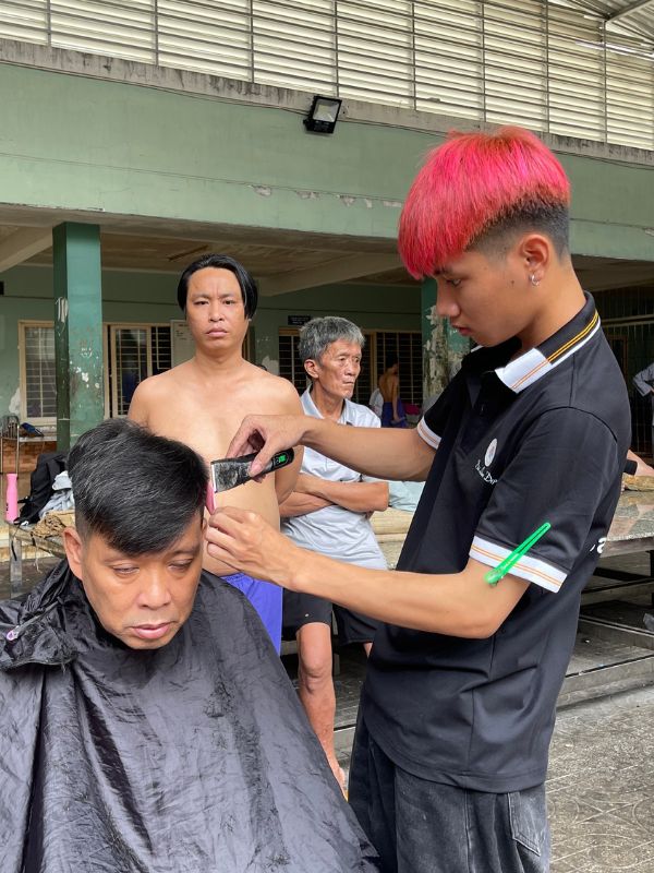 Ống kính Đài làm đẹp lặng lẽ lùi về phía sau, ghi trọn vẹn những giọt mồ hôi và tình người ấm áp nơi góc viện Ống kính Đài làm đẹp lặng lẽ lùi về phía sau, ghi trọn vẹn những giọt mồ hôi và tình người ấm áp nơi góc viện