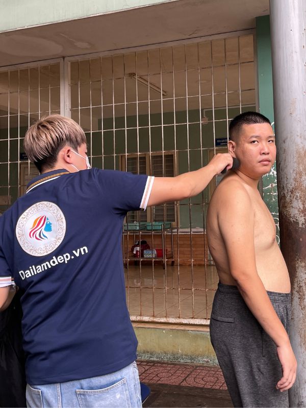 Ống kính Đài làm đẹp lặng lẽ lùi về phía sau, ghi trọn vẹn những giọt mồ hôi và tình người ấm áp nơi góc viện Ống kính Đài làm đẹp lặng lẽ lùi về phía sau, ghi trọn vẹn những giọt mồ hôi và tình người ấm áp nơi góc viện