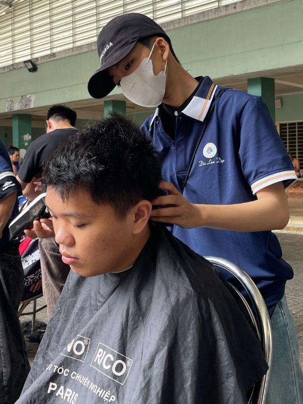 Ống kính Đài làm đẹp lặng lẽ lùi về phía sau, ghi trọn vẹn những giọt mồ hôi và tình người ấm áp nơi góc viện Ống kính Đài làm đẹp lặng lẽ lùi về phía sau, ghi trọn vẹn những giọt mồ hôi và tình người ấm áp nơi góc viện