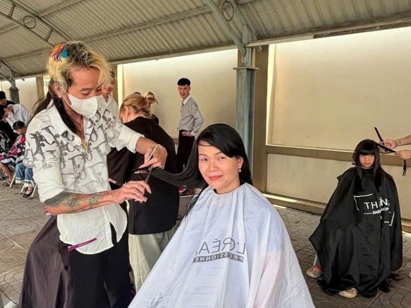 Phụ huynh của một bạn nhỏ rất vui khi được cắt tóc miễn phí từ chủ anh salon it's Me Phụ huynh của một bạn nhỏ rất vui khi được cắt tóc miễn phí từ chủ anh salon it's Me