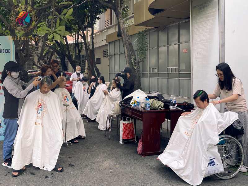 Không gian dã chiến trước sân bệnh viện được xếp ghế gọn gàng, người thợ của Salon Đài Làm Đẹp cẩn trọng từng thao tác Không gian dã chiến trước sân bệnh viện được xếp ghế gọn gàng, người thợ của Salon Đài Làm Đẹp cẩn trọng từng thao tác