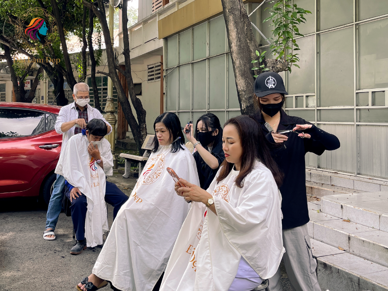 Không gian dã chiến trước sân bệnh viện được xếp ghế gọn gàng, người thợ của Salon Đài Làm Đẹp cẩn trọng từng thao tác Không gian dã chiến trước sân bệnh viện được xếp ghế gọn gàng, người thợ của Salon Đài Làm Đẹp cẩn trọng từng thao tác