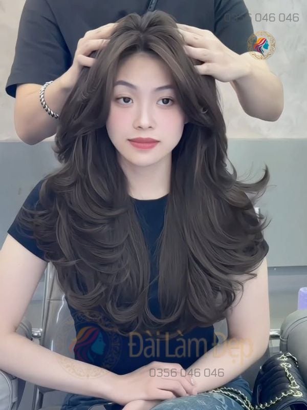 Stylist chuyên nghiệp đang thực hiện thiết kế kiểu tóc thiết kế riêng tại salon Stylist chuyên nghiệp đang thực hiện thiết kế kiểu tóc thiết kế riêng tại salon
