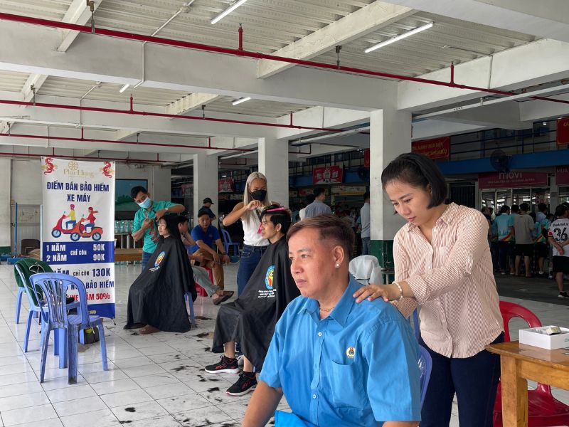 Sự mệt mỏi hằn rõ trên vai người thợ sau nhiều giờ đứng liên tục phục vụ công nhân tại công ty Pouchen Sự mệt mỏi hằn rõ trên vai người thợ sau nhiều giờ đứng liên tục phục vụ công nhân tại công ty Pouchen