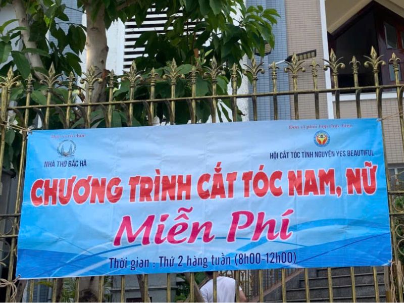 ấm băng rôn quen thuộc trước cổng giáo xứ Bắc Hà - nơi những trái tim nhân ái hội tụ ấm băng rôn quen thuộc trước cổng giáo xứ Bắc Hà - nơi những trái tim nhân ái hội tụ