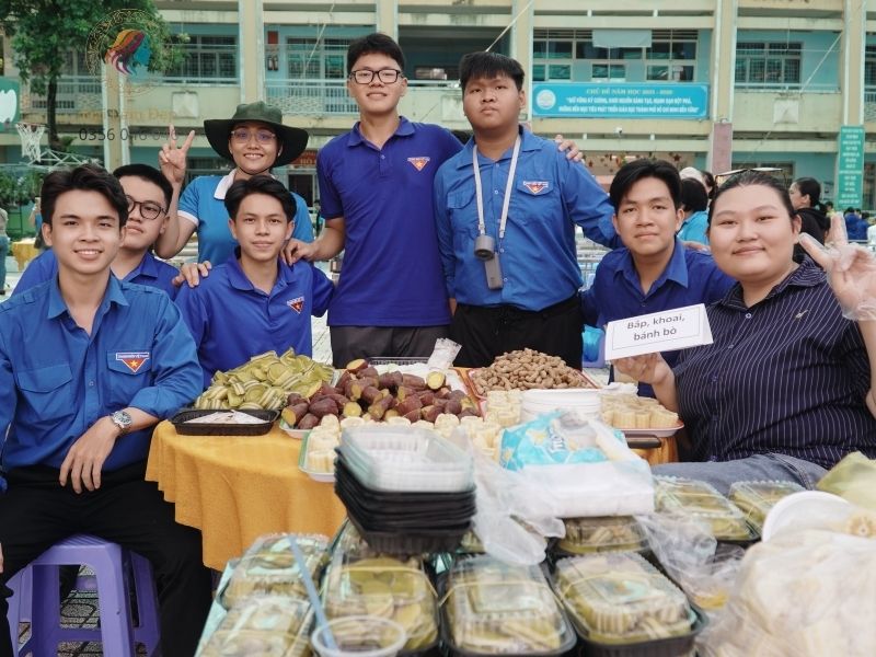 Dù thấm mệt vì thời tiết nóng bức, nụ cười vẫn luôn nở trên môi những tình nguyện viên tham gia Dù thấm mệt vì thời tiết nóng bức, nụ cười vẫn luôn nở trên môi những tình nguyện viên tham gia