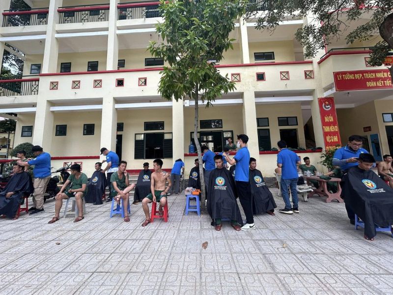 Thành viên nhóm đang tút lại vẻ đẹp trai co các chú bộ đội Thành viên nhóm đang tút lại vẻ đẹp trai co các chú bộ đội