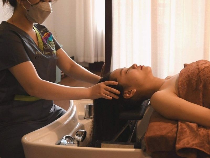 Thao tác giải tỏa căng thẳng bằng massage đầu giúp làm sạch tâm trí Thao tác giải tỏa căng thẳng bằng massage đầu giúp làm sạch tâm trí