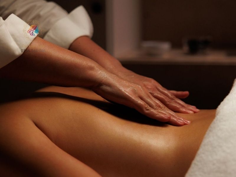 Thao tác miết đầm chắc giúp nới lỏng vùng thắt lưng mỏi nhừ Thao tác miết đầm chắc giúp nới lỏng vùng thắt lưng mỏi nhừ