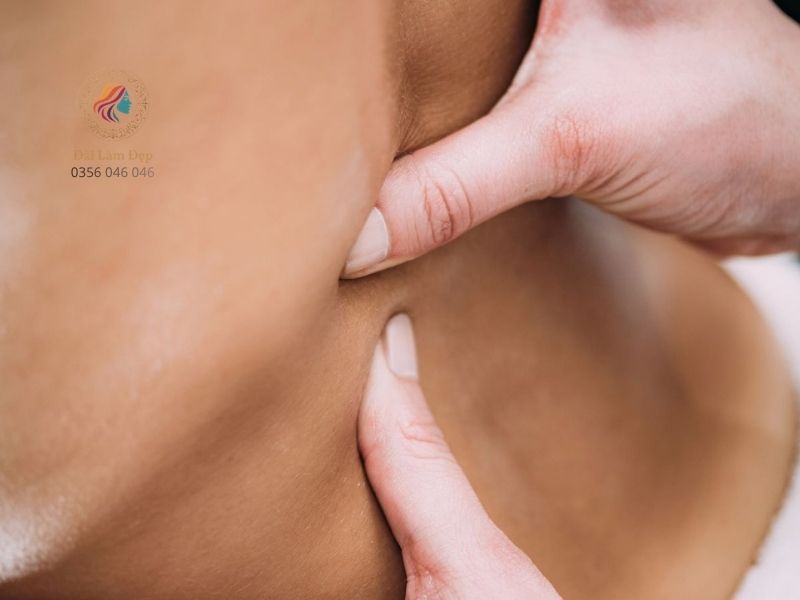 Thao tác miết dọc rãnh lưng giúp tháo gỡ áp lực chèn ép lên cột sống Thao tác miết dọc rãnh lưng giúp tháo gỡ áp lực chèn ép lên cột sống
