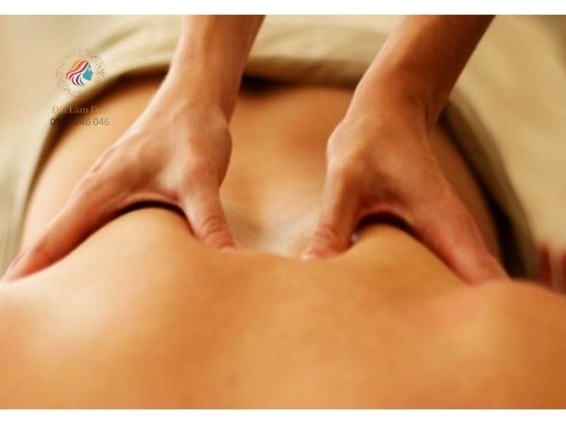 Thao tác miết dọc sống lưng giúp khơi thông hệ thống mạch máu Thao tác miết dọc sống lưng giúp khơi thông hệ thống mạch máu