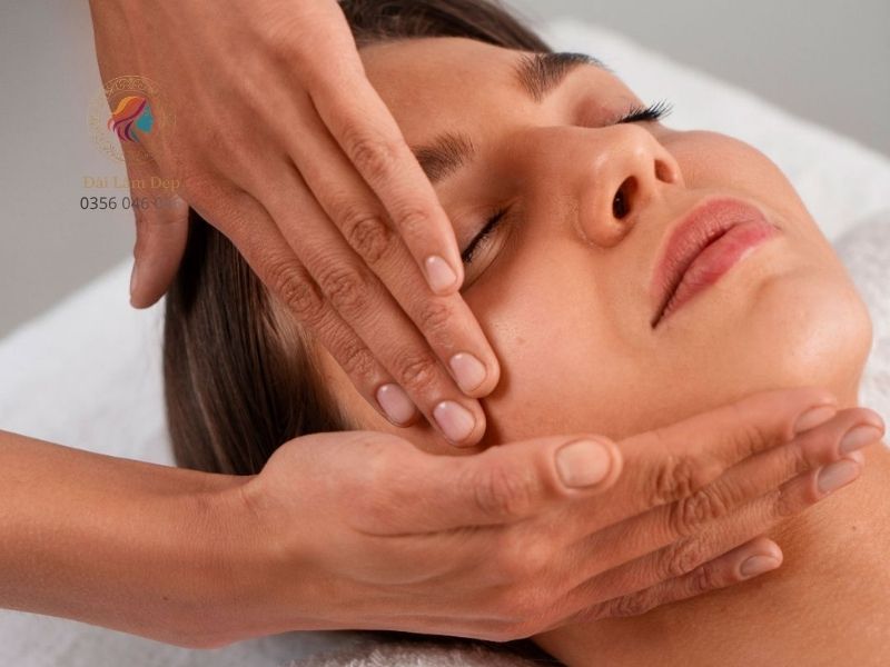 Thao tác xoa bóp trong liệu trình gội đầu dưỡng sinh massage mặt giúp nâng cơ tự nhiên Thao tác xoa bóp trong liệu trình gội đầu dưỡng sinh massage mặt giúp nâng cơ tự nhiên