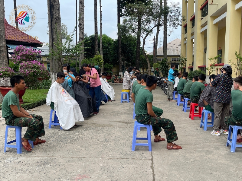 Thợ tóc Salon Đài Làm Đẹp làm việc tỉ mỉ và nghiêm túc chuẩn tác phong quân nhân cho chiến sĩ trẻ dưới bóng râm quân trường Thợ tóc Salon Đài Làm Đẹp làm việc tỉ mỉ và nghiêm túc chuẩn tác phong quân nhân cho chiến sĩ trẻ dưới bóng râm quân trường