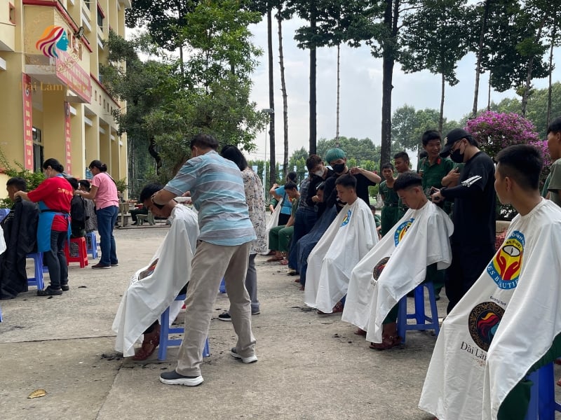 Thợ tóc Salon Đài Làm Đẹp làm việc tỉ mỉ và nghiêm túc chuẩn tác phong quân nhân cho chiến sĩ trẻ dưới bóng râm quân trường Thợ tóc Salon Đài Làm Đẹp làm việc tỉ mỉ và nghiêm túc chuẩn tác phong quân nhân cho chiến sĩ trẻ dưới bóng râm quân trường