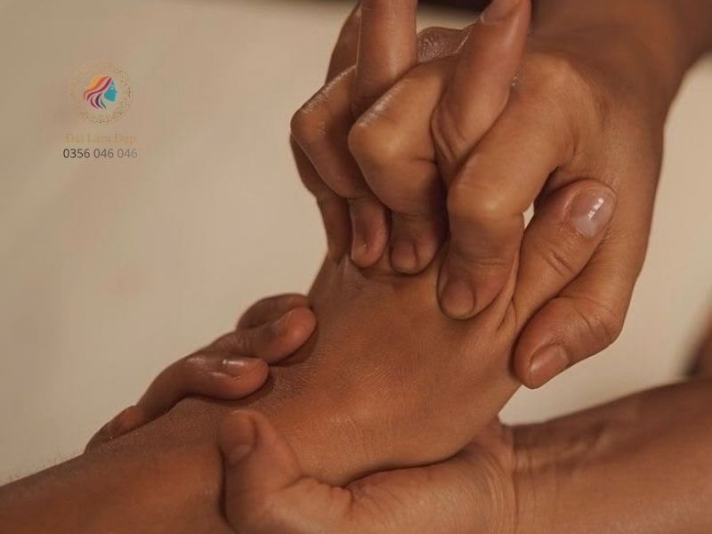 Thực hành sử dụng trọng lượng cơ thể trong khóa học massage body chuyên nghiệp Thực hành sử dụng trọng lượng cơ thể trong khóa học massage body chuyên nghiệp