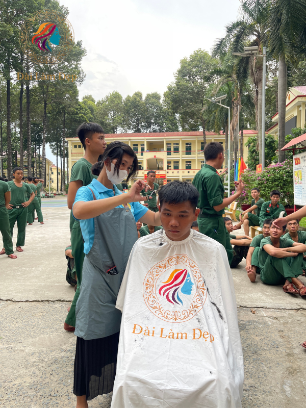 Kỷ luật thép và nhịp kéo chuẩn mực của Salon Đài Làm Đẹp tại Trường Quân sự Quân khu 7.