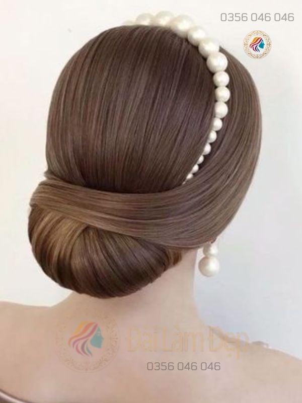 Kiểu Tóc Bới Mặc Áo Dài Nào Đẹp? Giải Mã Sức Hút Của Tóc Búi Truyền Thống Cho Cô Dâu Rạng Rỡ