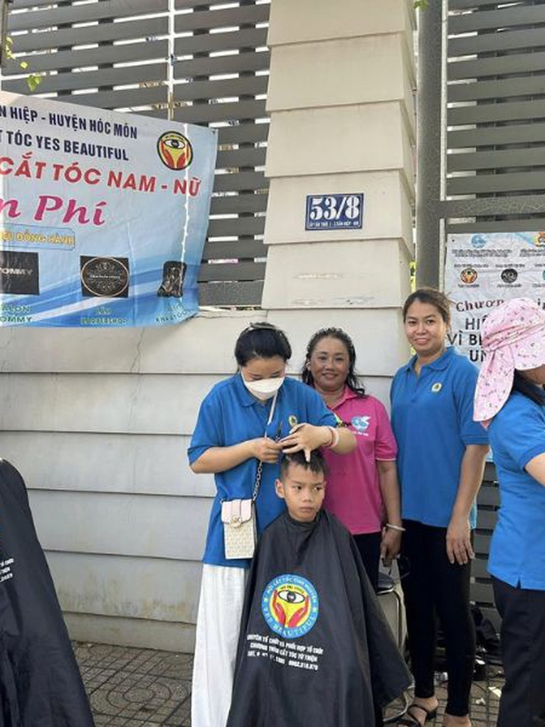 Nâng niu mái tóc trả lại nụ cười cho những mảnh đời khó khăn