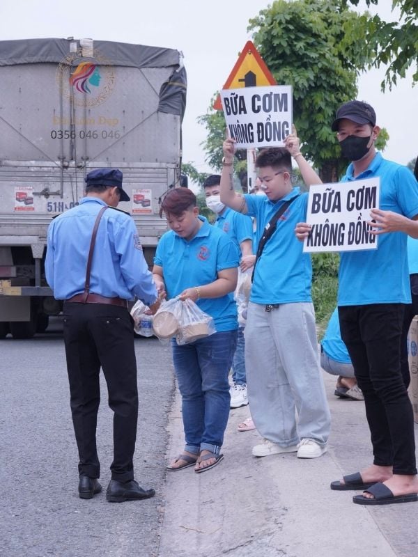 Màu áo xanh ướt đẫm mồ hôi của hội Thiện Nguyện Phước Duyên giữa nắng gắt Bàu Bàng