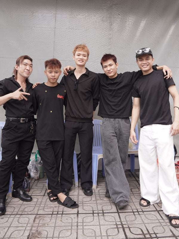 Sự chuyên nghiệp phía sau điểm cắt tóc miễn phí tại nhà thờ Bắc Hà.