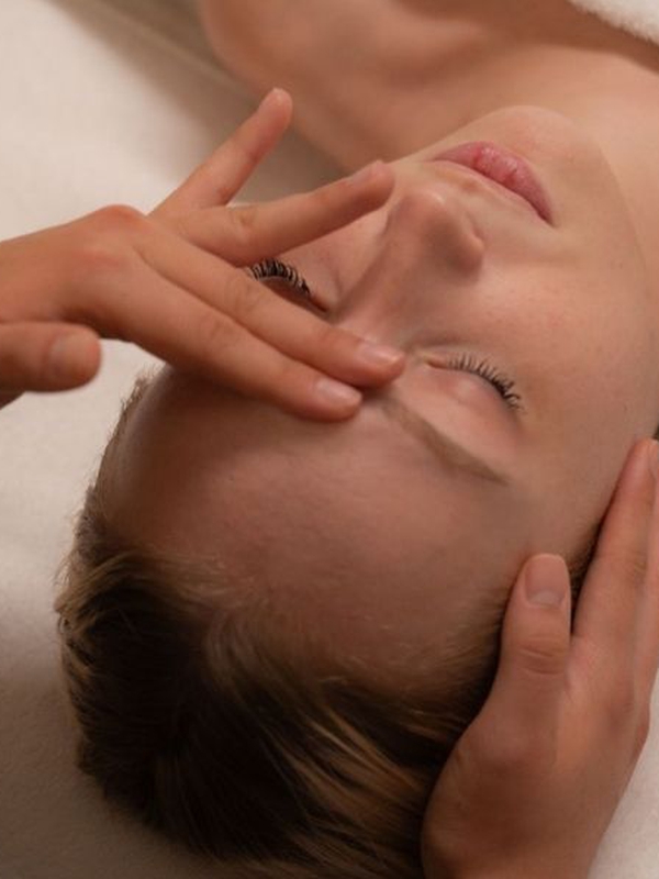 Cơ chế đả thông kinh lạc qua kỹ thuật massage đầu dưỡng sinh chuyên sâu