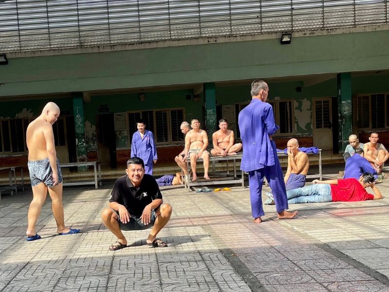 Tranh thủ lúc nghỉ giải lao một thành viên ra thử cảm giác tắm nắng chung với các bệnh nhân Tranh thủ lúc nghỉ giải lao một thành viên ra thử cảm giác tắm nắng chung với các bệnh nhân