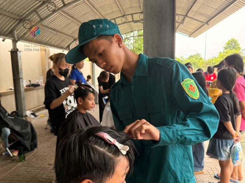 Tranh thủ lúc xong nhiệm vụ một a dân quân nhớ nghề cũng tham gia cắt tóc Tranh thủ lúc xong nhiệm vụ một a dân quân nhớ nghề cũng tham gia cắt tóc
