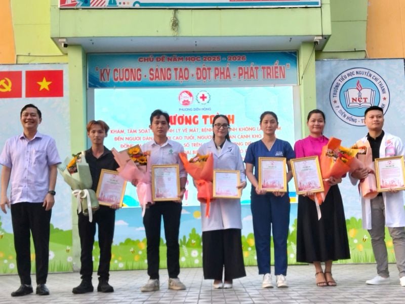 Trao tặng thư cảm ơn các đóng góp của các thành viên trong hội Trao tặng thư cảm ơn các đóng góp của các thành viên trong hội