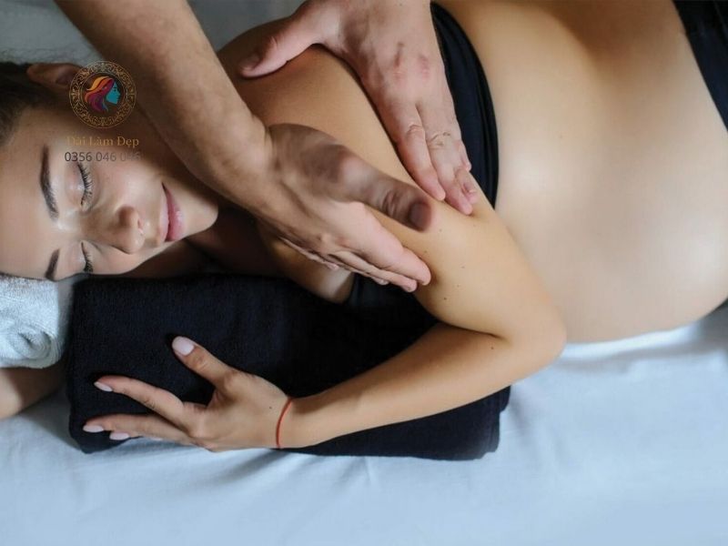 Tư thế nằm nghiêng cùng gối ôm giúp mẹ bầu cảm thấy an toàn và thả lỏng Tư thế nằm nghiêng cùng gối ôm giúp mẹ bầu cảm thấy an toàn và thả lỏng