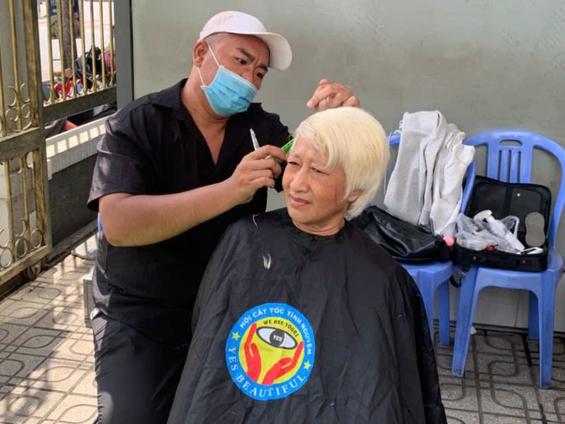 Ánh mắt tập trung và giọt mồ hôi lăn dài trên trán anh chủ salon Nghĩa Lương khi chăm chút mái tóc cho người lao động Ánh mắt tập trung và giọt mồ hôi lăn dài trên trán anh chủ salon Nghĩa Lương khi chăm chút mái tóc cho người lao động