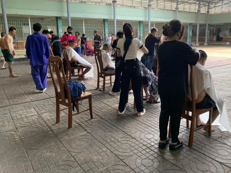 Sự nhiệt huyết của các thợ tóc từ Salon Its Me Châu Đức khi cắt tóc cho bệnh nhân tâm thần Sự nhiệt huyết của các thợ tóc từ Salon Its Me Châu Đức khi cắt tóc cho bệnh nhân tâm thần
