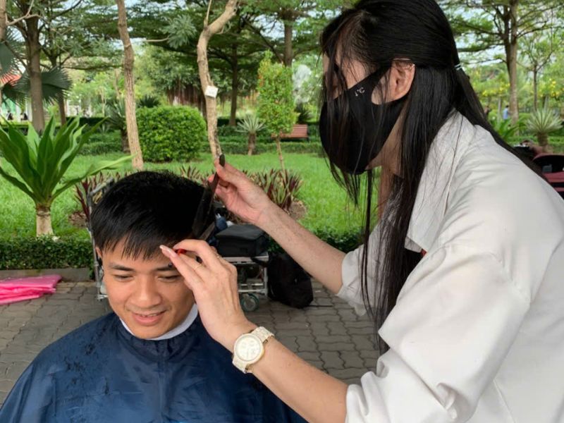Thợ tóc Yes Beautiful ứng dụng cách cắt tóc nhanh số lượng lớn nhưng vẫn cực kỳ chỉn chu, sắc nét Thợ tóc Yes Beautiful ứng dụng cách cắt tóc nhanh số lượng lớn nhưng vẫn cực kỳ chỉn chu, sắc nét