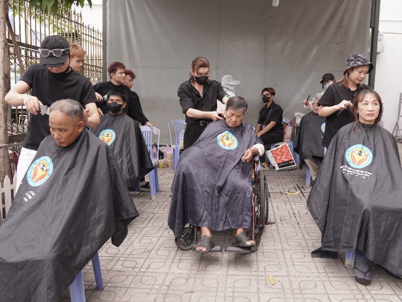 Xóa bỏ định kiến làm từ thiện qua loa, đội thợ Salon Nguyễn Tú gây ấn tượng mạnh với trang phục đen chỉnh tề, thao tác chuẩn salon ngay giữa vỉa hè nhà thờ Bắc Hà Xóa bỏ định kiến làm từ thiện qua loa, đội thợ Salon Nguyễn Tú gây ấn tượng mạnh với trang phục đen chỉnh tề, thao tác chuẩn salon ngay giữa vỉa hè nhà thờ Bắc Hà