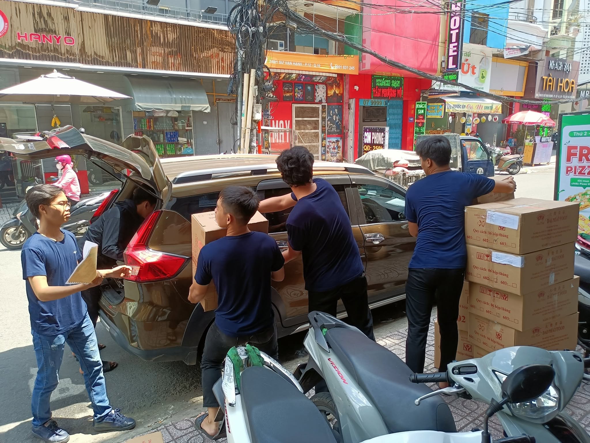 Đội ngũ đóng gói bánh Trung Thu