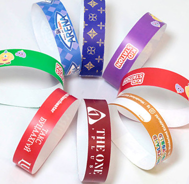 Vòng tay ra vào cổng Vòng tay ra vào cổng