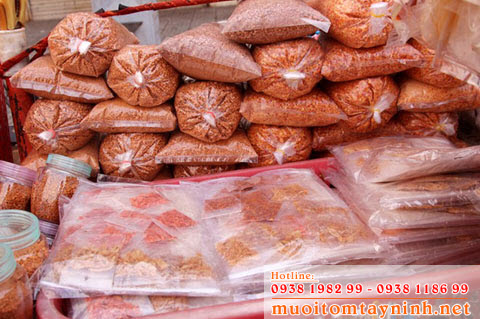 Muối tôm Tây Ninh bày bán mà không hề có nhãn hiệu Muối tôm Tây Ninh bày bán mà không hề có nhãn hiệu