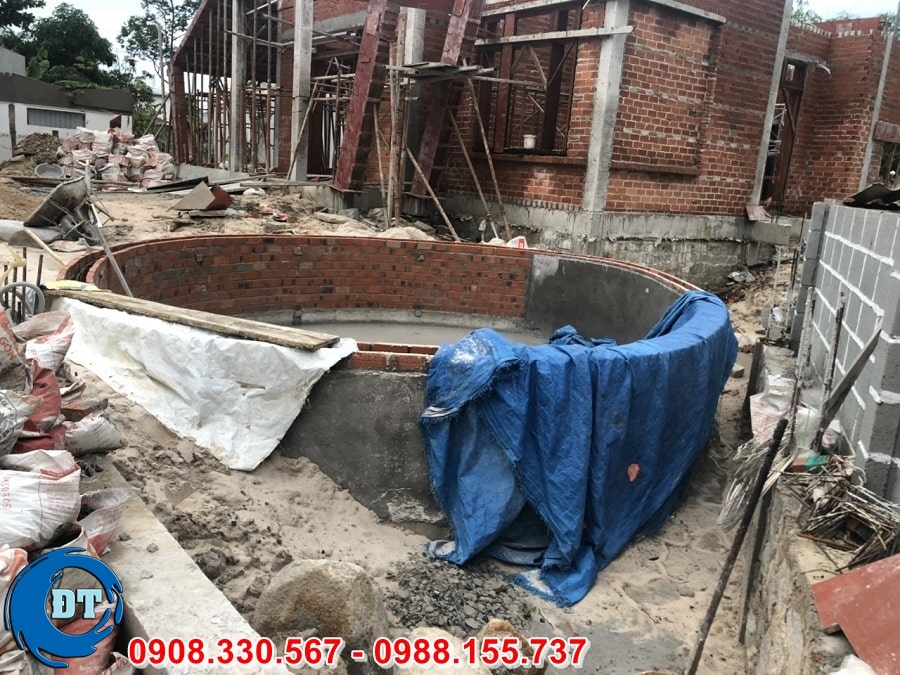 Hiện nay, việc xây dựng hồ bơi gia đình không còn là sở tích quá xa xỉ, mà nó rất phổ biến Hiện nay, việc xây dựng hồ bơi gia đình không còn là sở tích quá xa xỉ, mà nó rất phổ biến