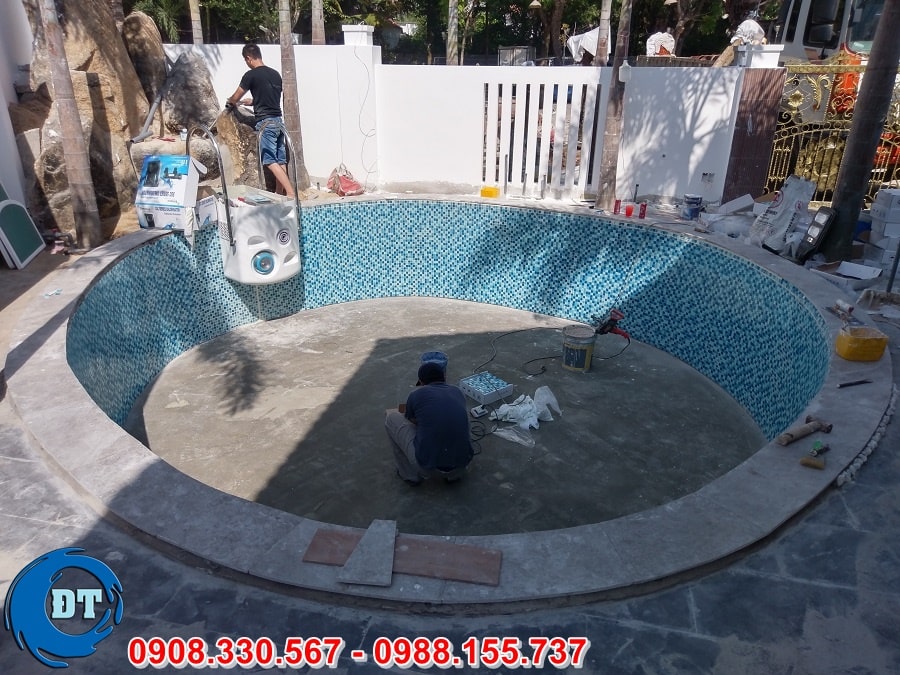 Bạn có thể xây hồ bơi theo kiểu truyền là sử dụng gạch, đá, xi măng để xây. Đối với cách xây dựng này có thể bạn sẽ tốn khá nhiều chi phí Bạn có thể xây hồ bơi theo kiểu truyền là sử dụng gạch, đá, xi măng để xây. Đối với cách xây dựng này có thể bạn sẽ tốn khá nhiều chi phí