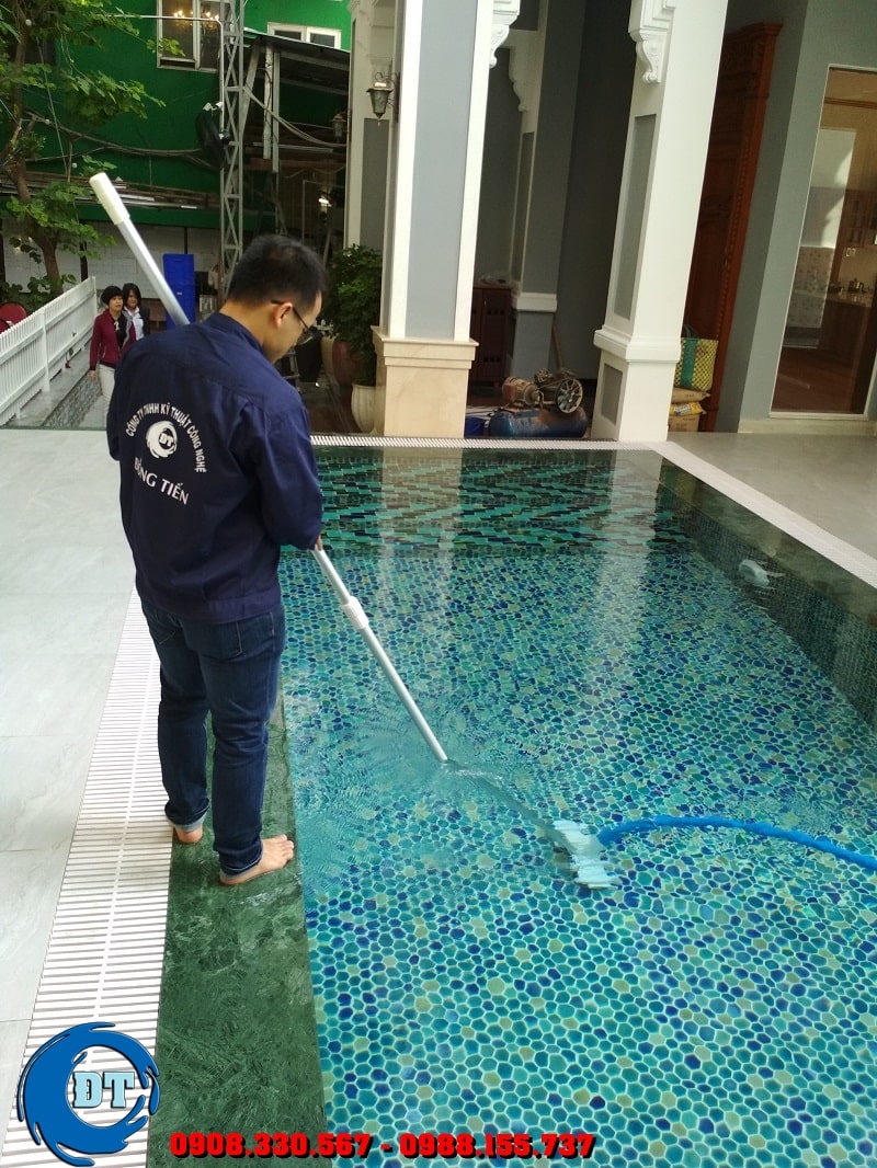 Bàn hút đáy hồ bơi: Các bánh xe phía dưới sẽ giúp cho thiết bị vệ sinh hồ bơi chuyển động dễ dàng sát tận đáy Bàn hút đáy hồ bơi: Các bánh xe phía dưới sẽ giúp cho thiết bị vệ sinh hồ bơi chuyển động dễ dàng sát tận đáy