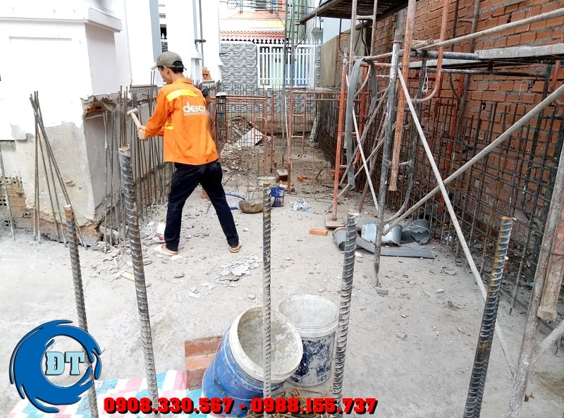 Nhiều người muốn tự mình xây hồ bơi gia đình nhằm để tiết kiệm chi phí nhưng việc xây hồ bơi là một công việc rất phức tạp Nhiều người muốn tự mình xây hồ bơi gia đình nhằm để tiết kiệm chi phí nhưng việc xây hồ bơi là một công việc rất phức tạp