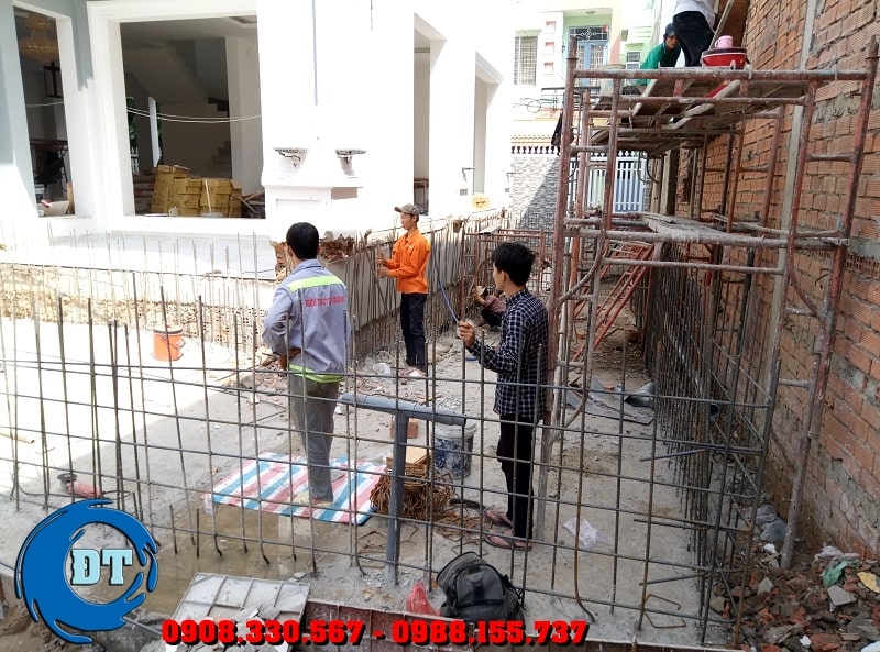 Gạch men: xây dựng hồ bơi giá rẻ thường chọn phương pháp sử dụng loại này. với chỉ khoảng 150 ngàn/m2, cùng với màu sắc đa dạng sẽ đáp ứng được các nhu cầu cơ bản của nhiều người  Gạch men: xây dựng hồ bơi giá rẻ thường chọn phương pháp sử dụng loại này. với chỉ khoảng 150 ngàn/m2, cùng với màu sắc đa dạng sẽ đáp ứng được các nhu cầu cơ bản của nhiều người