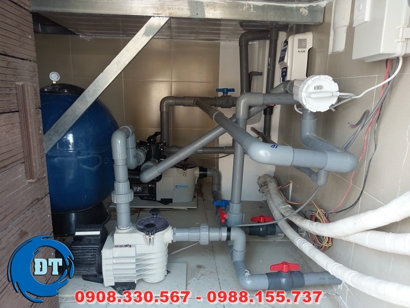 Thiết bị hồ bơi rất đa dạng nhưng có hai loại thiết bị không thể thiếu, đó là: thiết bị lọc nước hồ bơi và thiết bị vệ sinh hồ bơi Thiết bị hồ bơi rất đa dạng nhưng có hai loại thiết bị không thể thiếu, đó là: thiết bị lọc nước hồ bơi và thiết bị vệ sinh hồ bơi