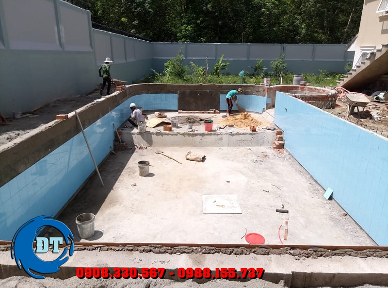 Nếu xây dựng hồ bơi quá nhỏ thì quá trình hoạt động dưới nước sẽ không thoải mái Nếu xây dựng hồ bơi quá nhỏ thì quá trình hoạt động dưới nước sẽ không thoải mái